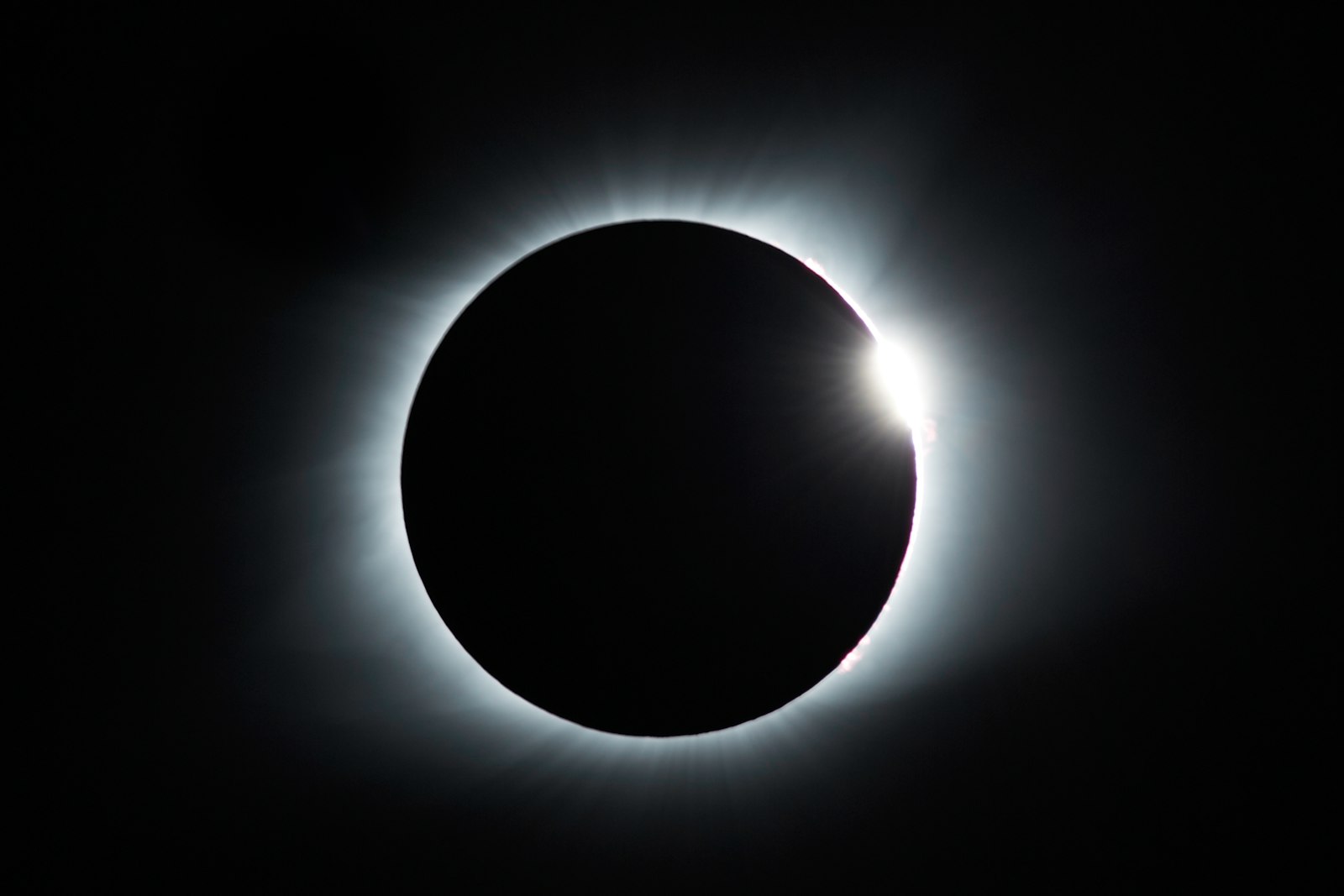 Éclipse totale de Soleil, la couronne visible autour de la Lune