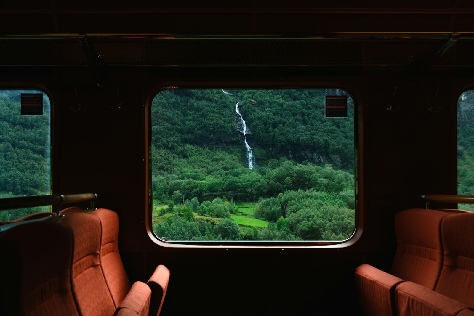 Paysage de montagne vu par la fenêtre d’un train