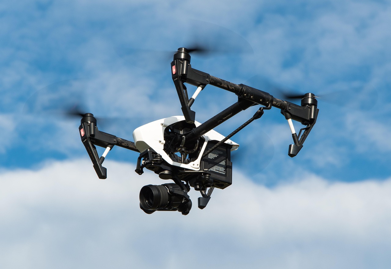 drone quadricoptère en vol stationnaire dans un ciel dégagé