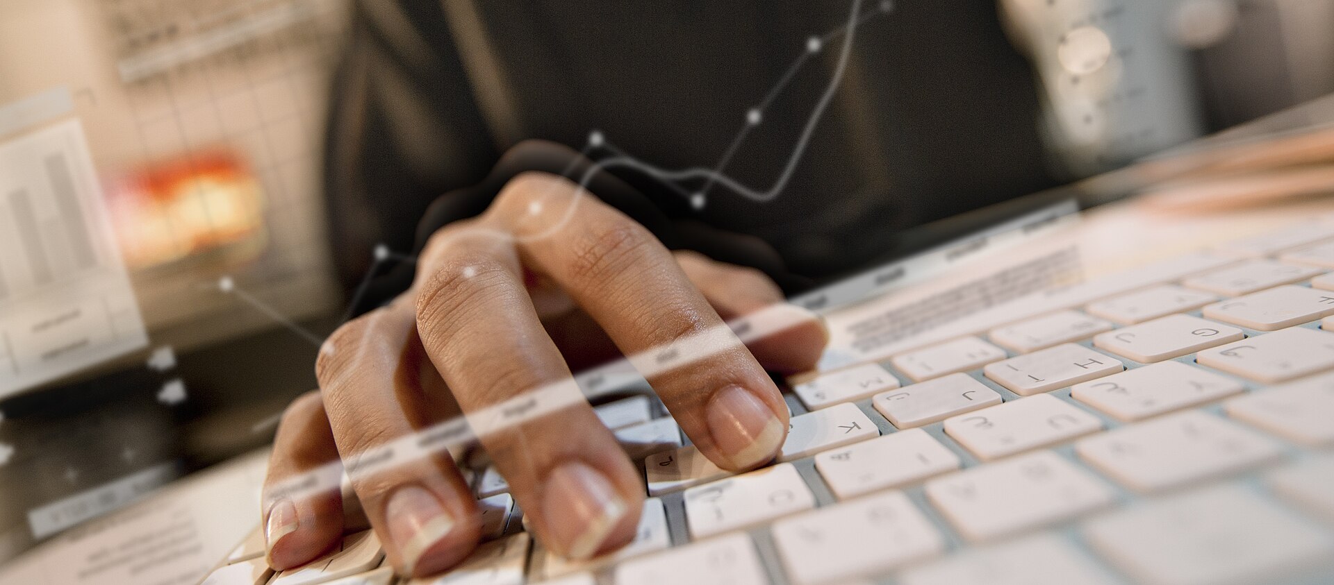 personne assise à un bureau, tapant sur un clavier d'ordinateur portable avec plusieurs fenêtres ouvertes à l'écran