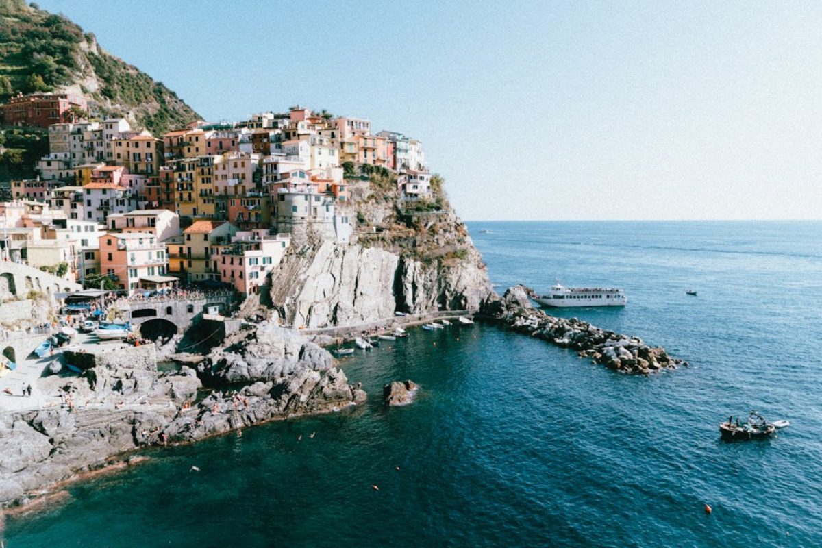 Les maisons colorées de Manarola accrochées à la falaise au-dessus de la mer, Cinque Terre, Ligurie