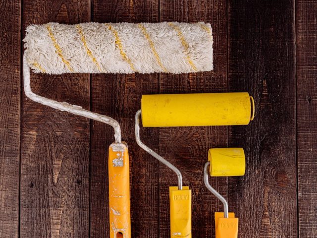 Pistolet à peinture ou rouleau : quel choix pour repeindre un mur