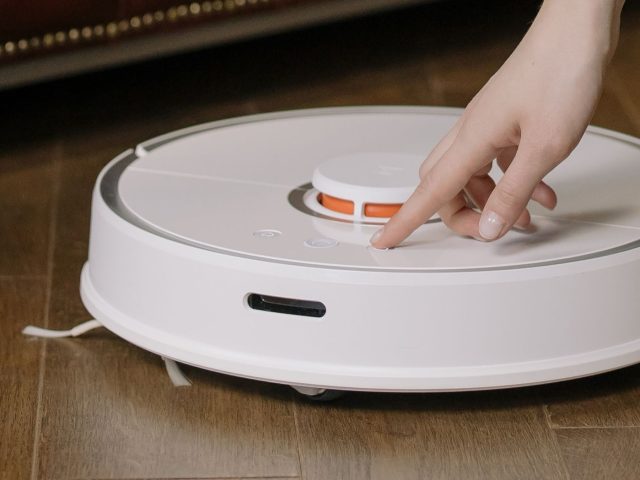 Roborock ou Roomba : quel aspirateur-robot choisir ?