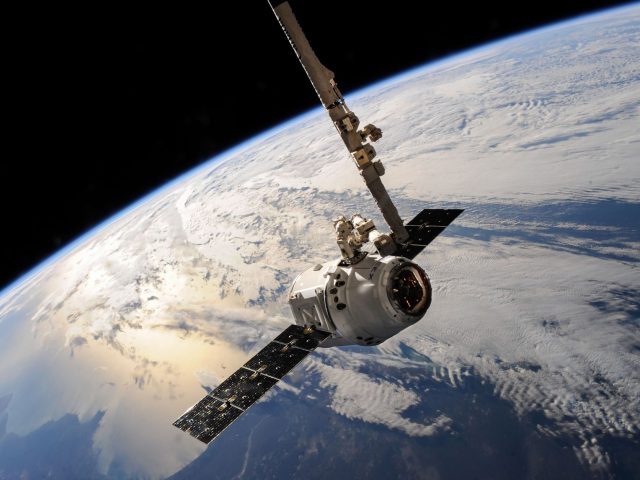 Des débris d&rsquo;un ancien satellite espion américain menacent notre ciel : quelles conséquences pour l&rsquo;espace ?