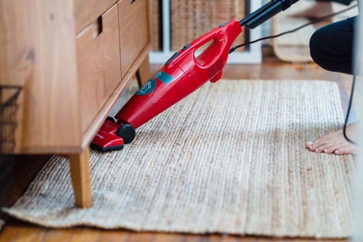 Shark ou Hoover : quel aspirateur-balai choisir ?