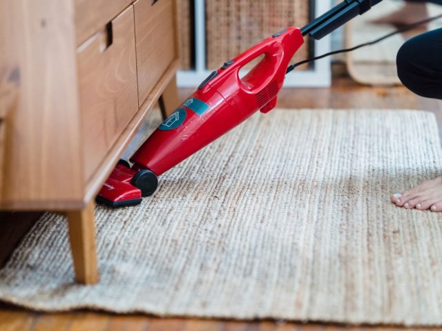 Shark ou Hoover : quel aspirateur-balai choisir ?