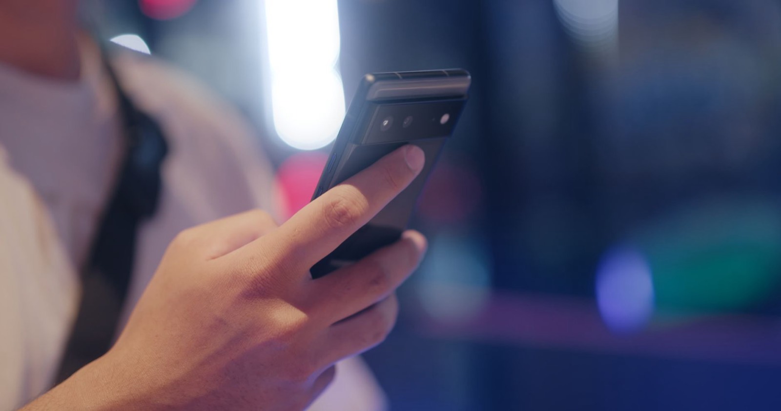 Personne consultant une notification sur son smartphone avant d'ouvrir un document officiel