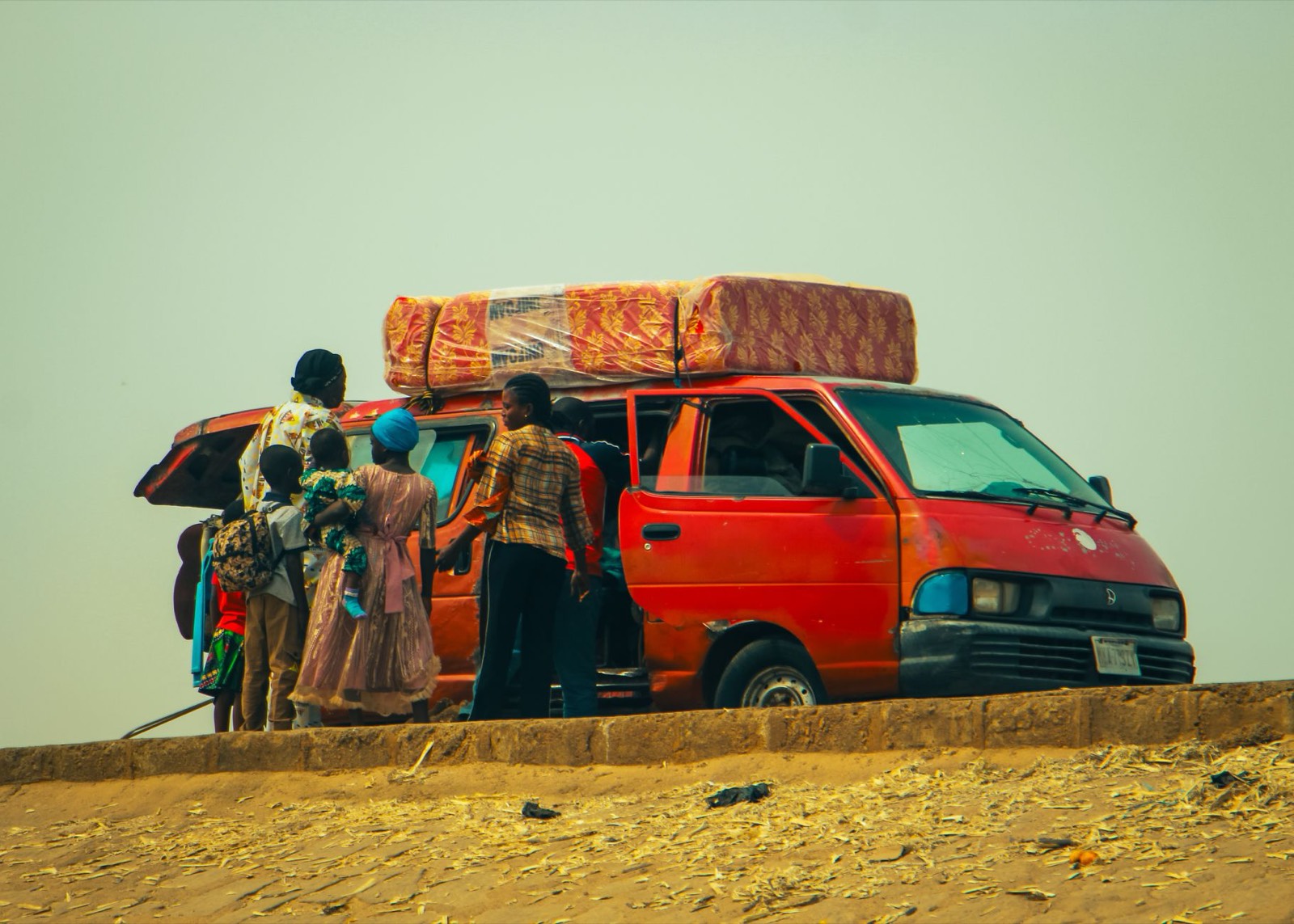 voiture sur autoroute avec bagages pour un trajet en covoiturage