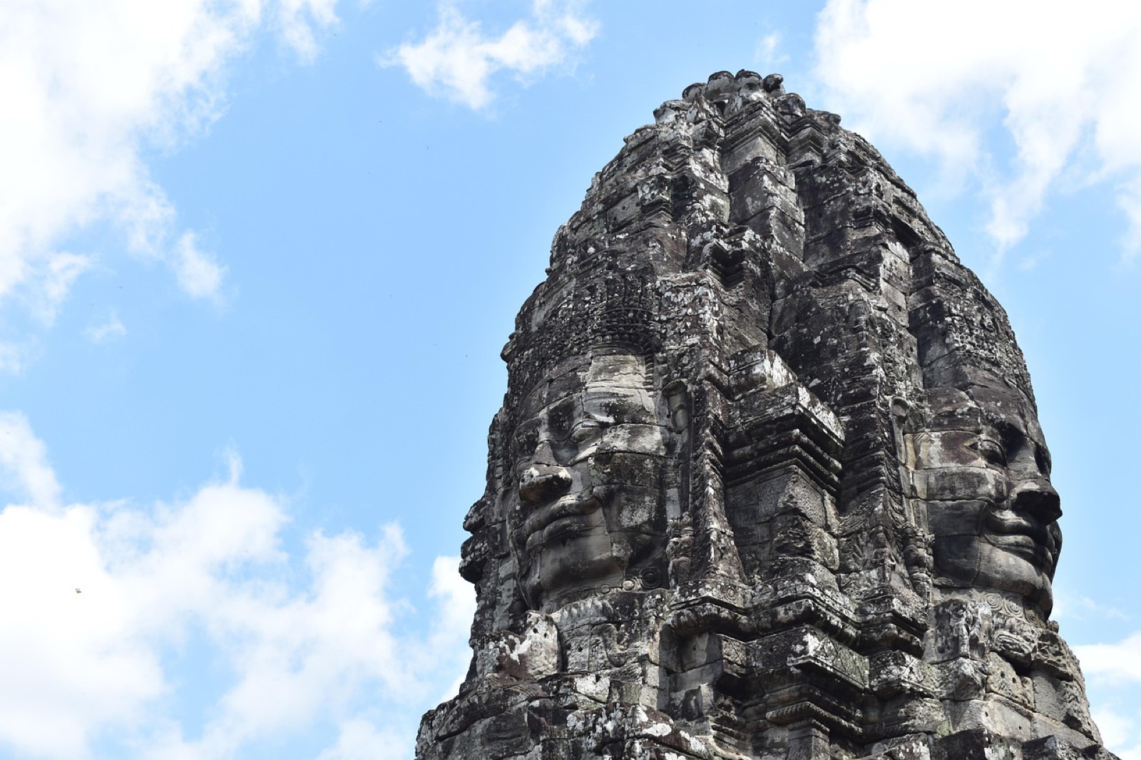 Visages de pierre sculptés dans les tours d'un temple d'Angkor Thom, au Cambodge