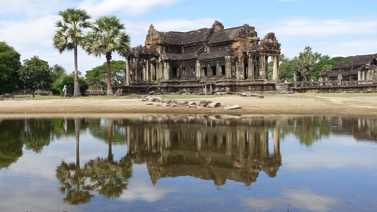 Rue commerçante de Siem Reap au petit matin, avec étals et passants
