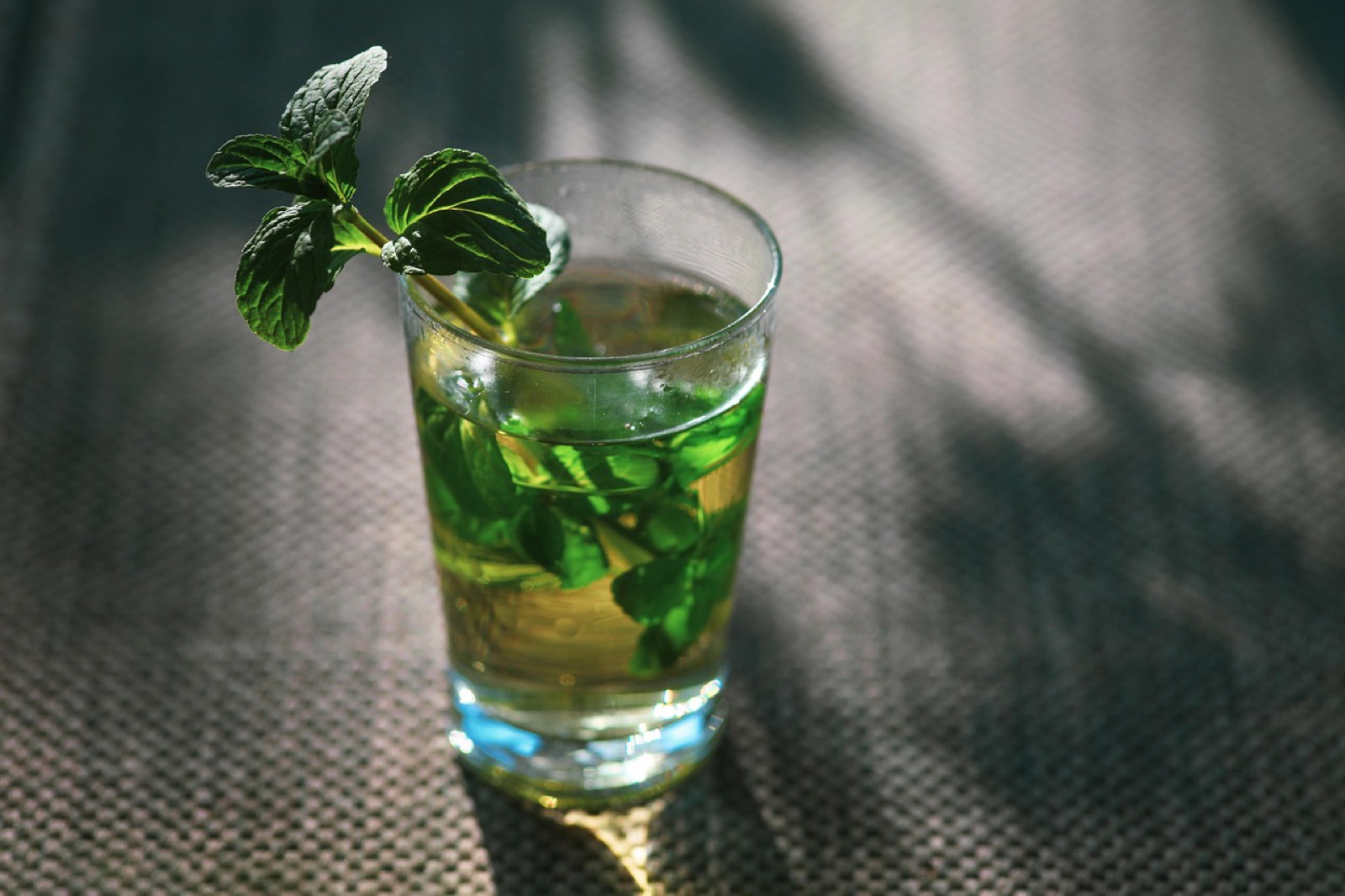 Plateau de verres de thé à la menthe servi à la marocaine