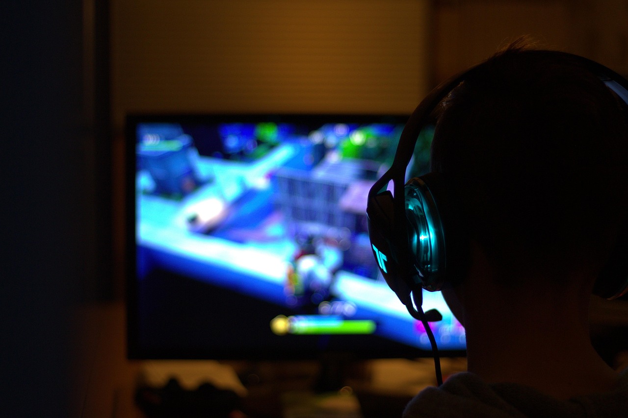 Joueur avec casque gaming devant un ecran, setup gamer