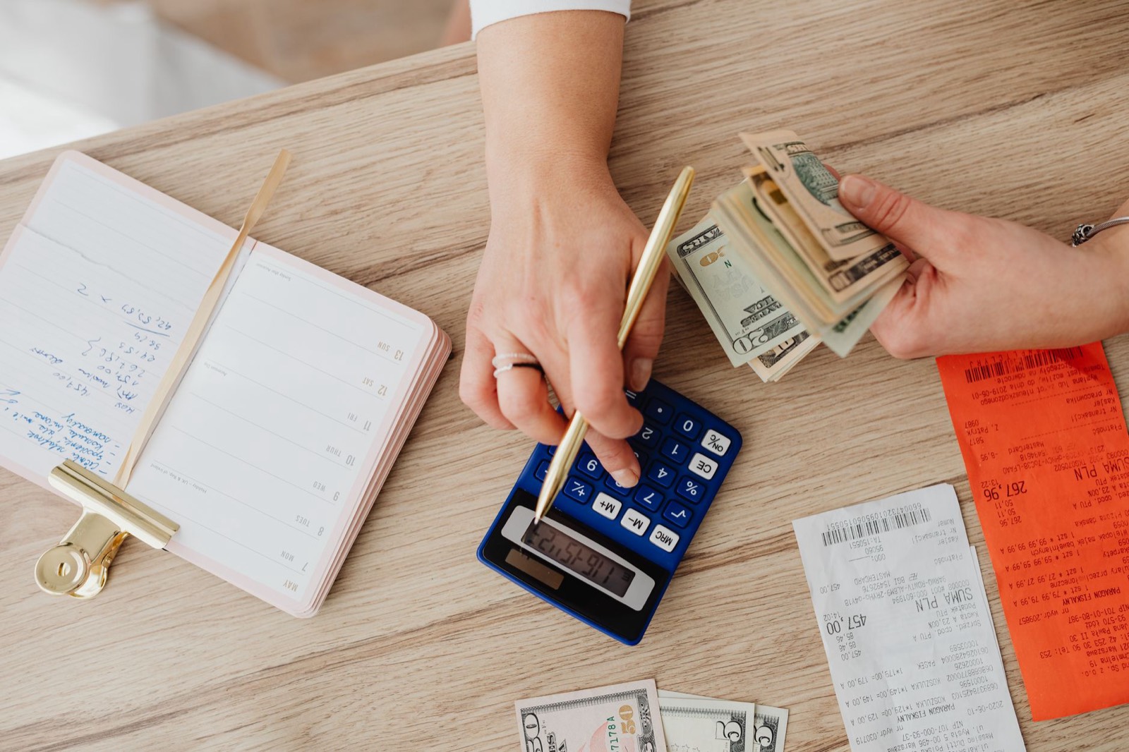 Carnet de budget familial avec calculatrice pour suivre les économies du foyer