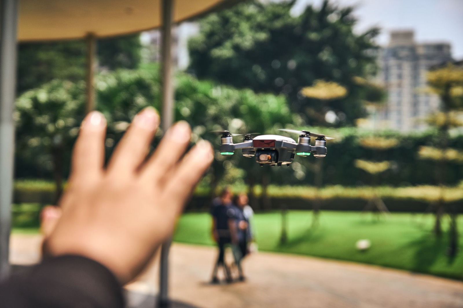 Petit drone survolant un jardin à Paris, vu depuis une maison