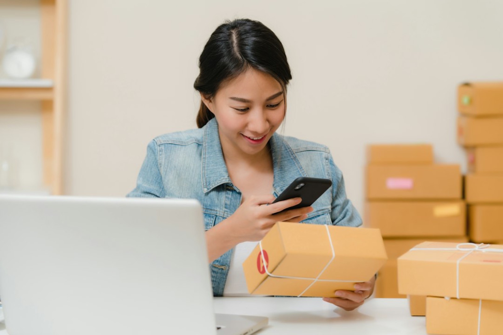 Comparaison minutieuse de deux boîtes d'objets de collection pour repérer une contrefaçon