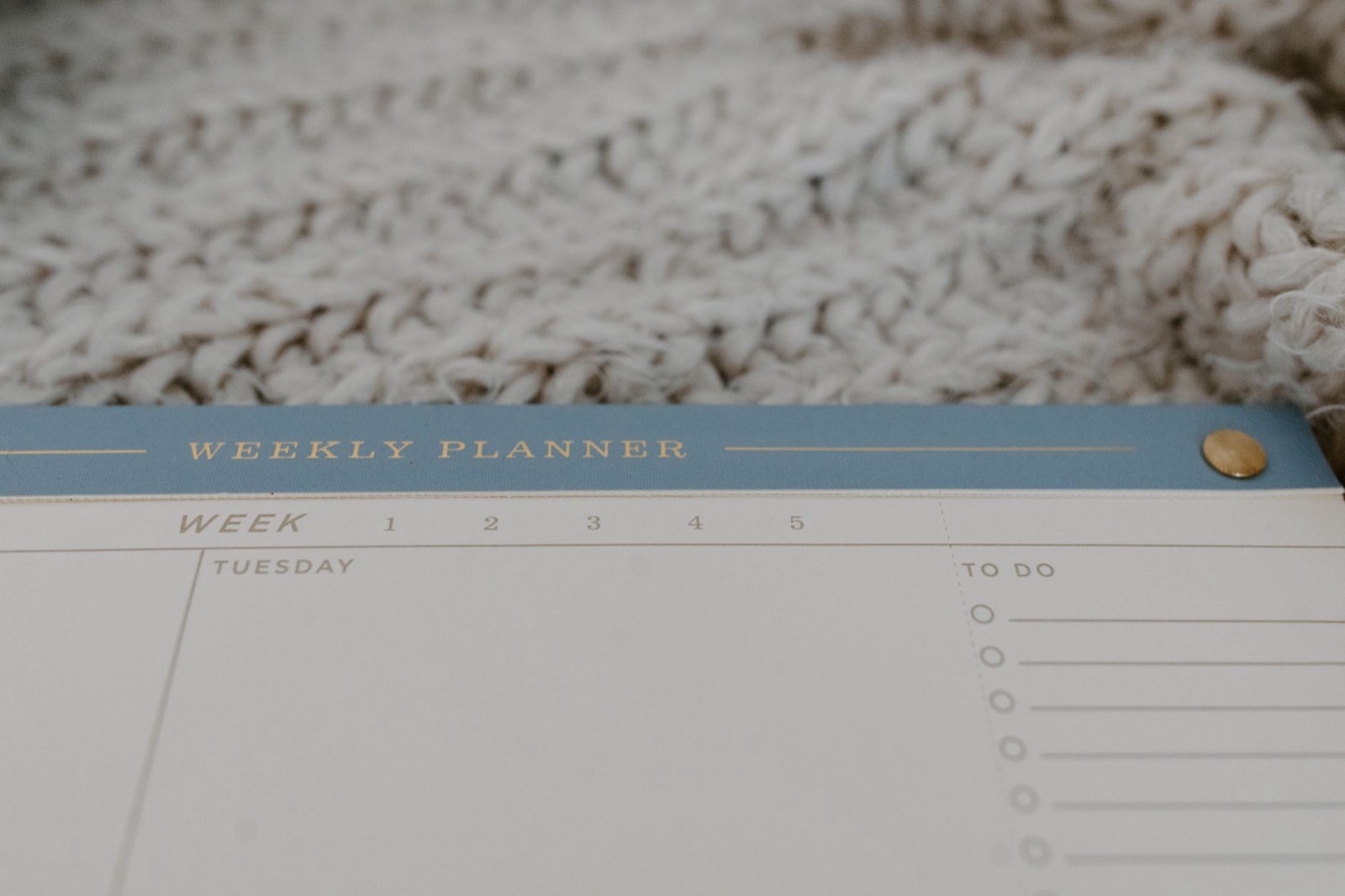 Planning hebdomadaire papier avec calendrier et bloc-notes sur une table de cuisine