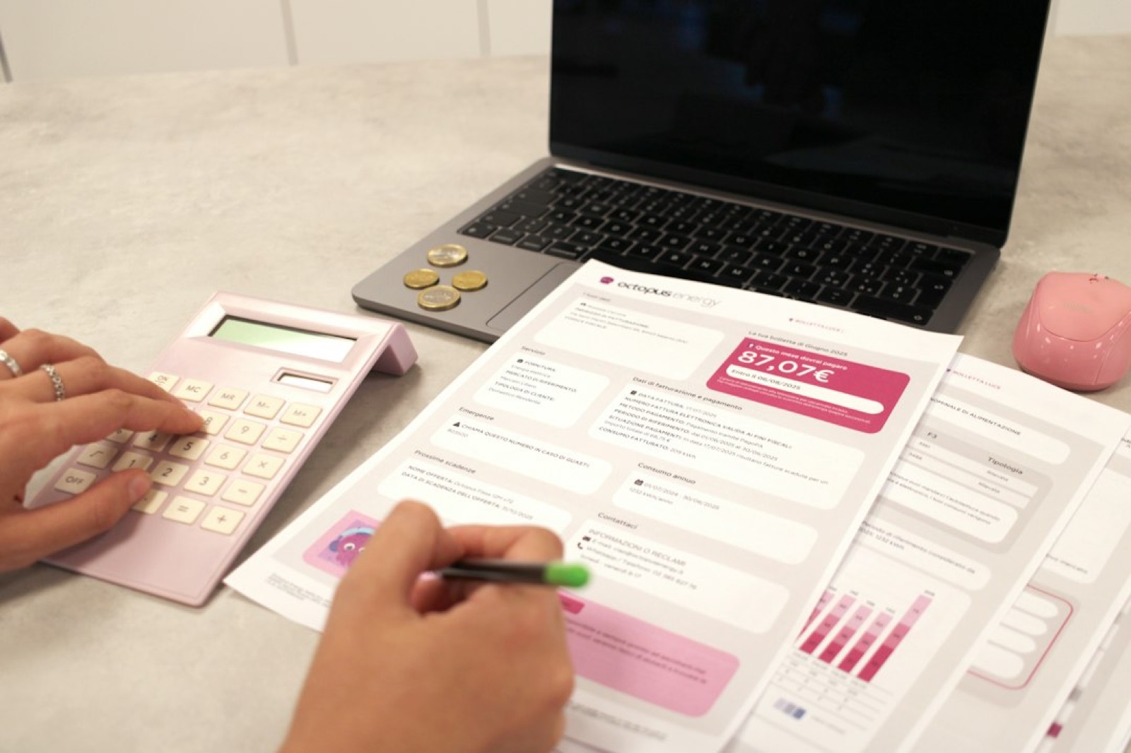 Carnet de budget familial ouvert à côté d'un ordinateur portable sur une table