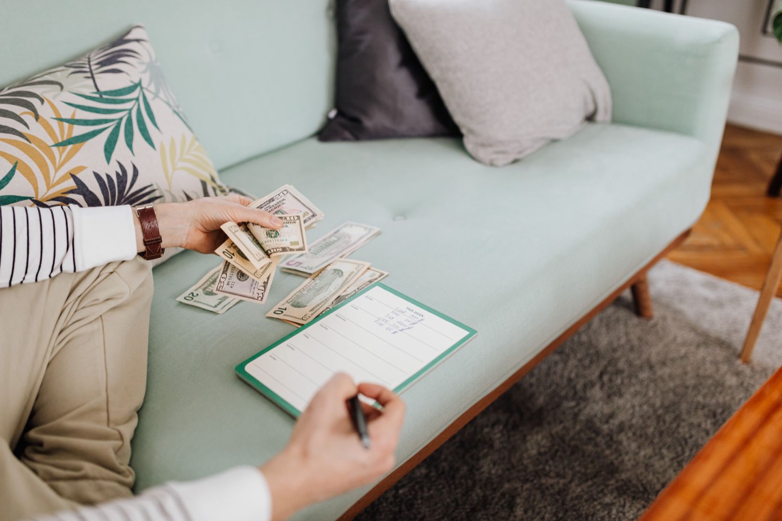 Personne consultant une tablette pour organiser le budget familial à la maison
