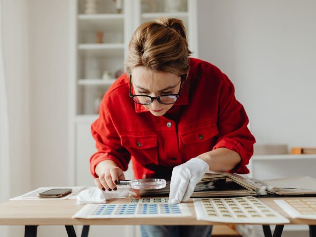 Objets de collection gradés : les signes d&rsquo;authenticité à vérifier