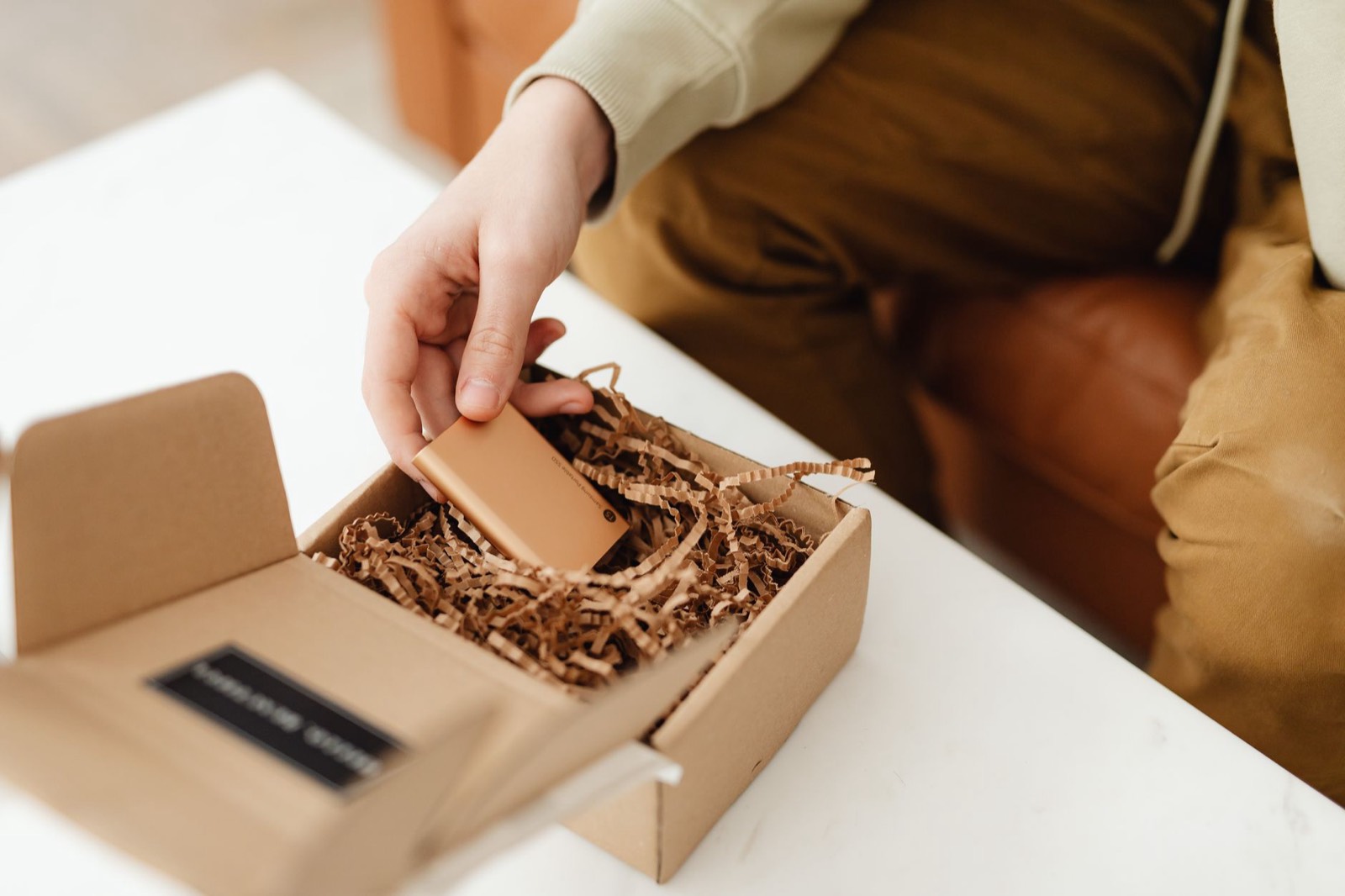 Colis ouvert avec objets de collection sur une table, vérification après achat en ligne