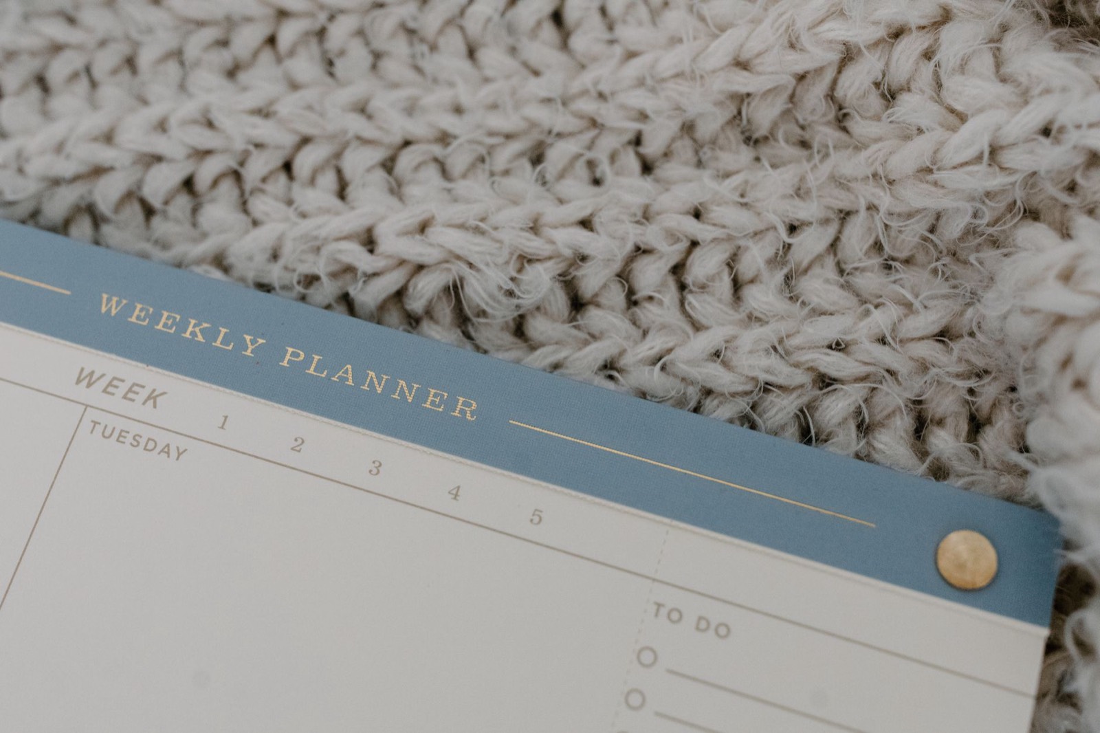 Calendrier familial affiché dans une cuisine pour organiser les routines