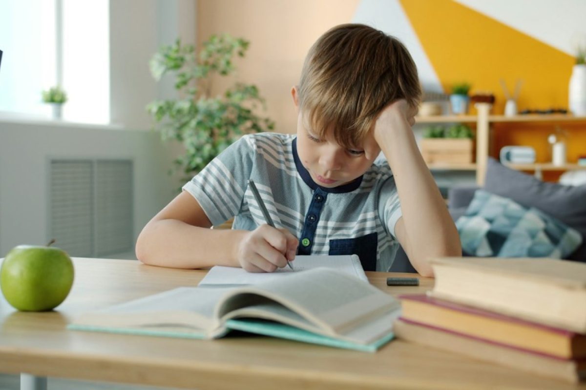 Organiser un coin révisions efficace pour les enfants à la maison