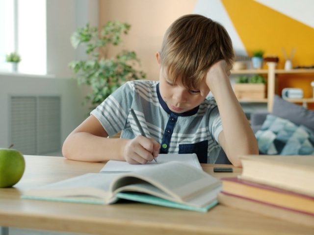Organiser un coin révisions efficace pour les enfants à la maison