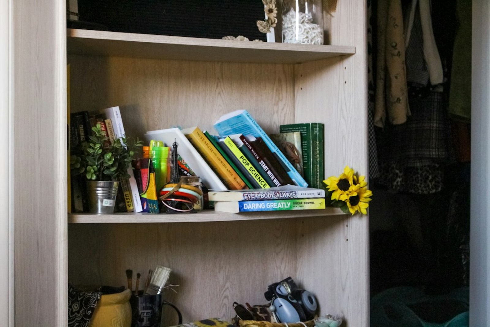 Coin de révisions aménagé dans une petite chambre d'enfant avec étagère et bureau