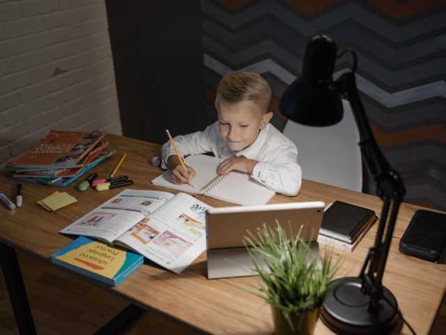 Routines du soir : aider son enfant à mieux réviser