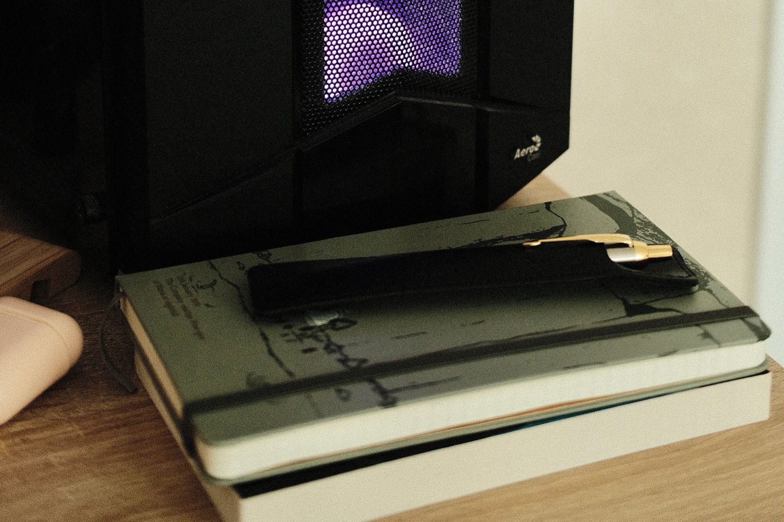 Cahier, stylo et lampe de bureau sur une table de travail le soir