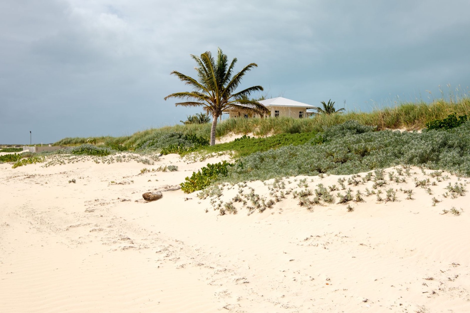 Côte tropicale avec dunes de sable et vent marin à Madagascar