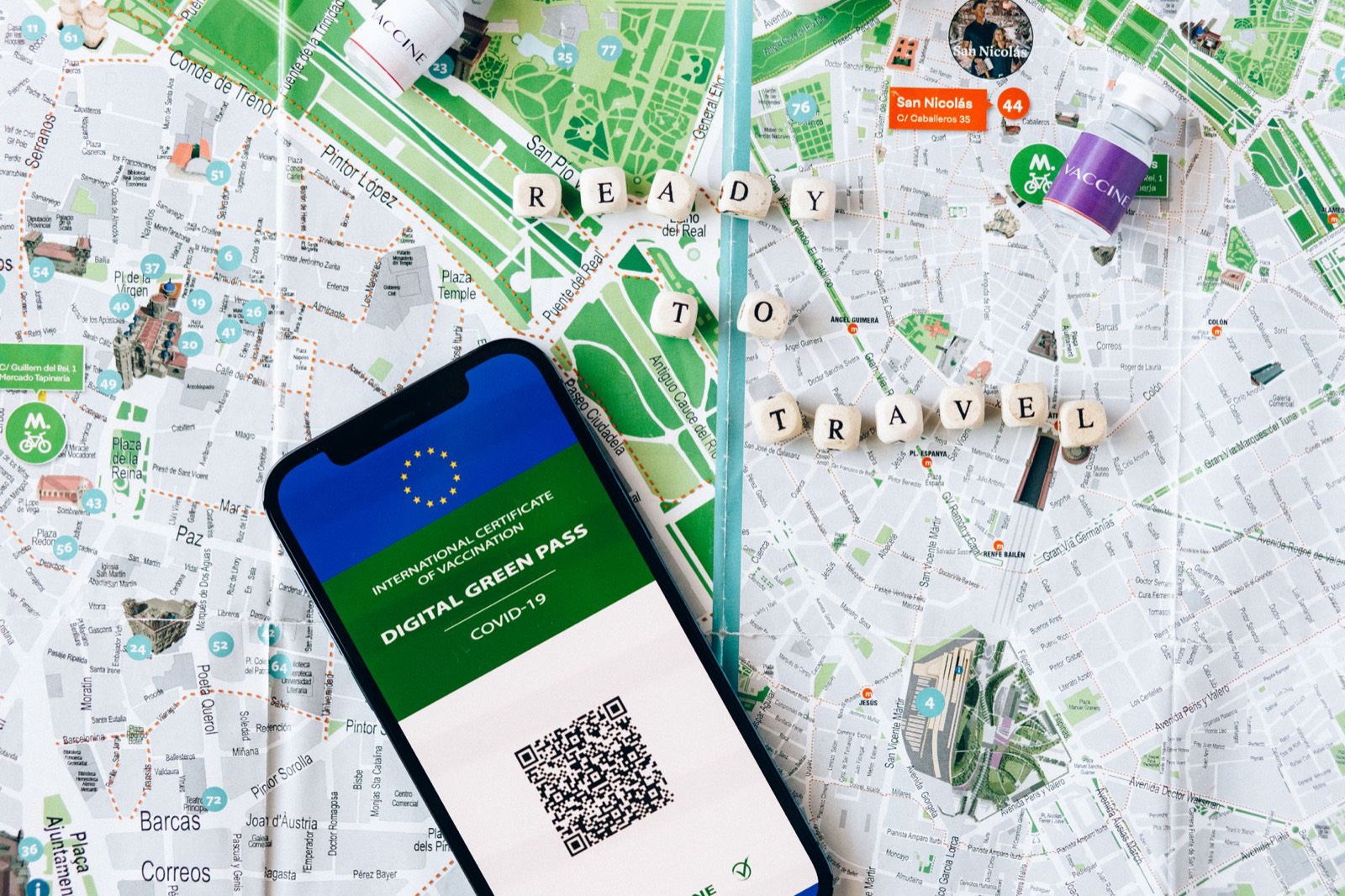 Personne consultant un certificat de santé numérique sur son smartphone